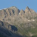 Pic d'Artsinol con una lingua di neve in cresta, insolita per la stagione