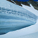 Gletscherspalte im Großformat, als Orientierungshilfe rechts die Seilschaft