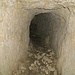 Weg führt durch Tunnel aus dem Dolomitenkrieg