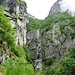 Einblick in den tiefen Graben des Valle di Foioi. In der Höhe der Grat des Oglie. Corte di Mezzo im Pässchen