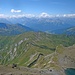Sanfte Tuxer Alpen, im Hintergrund - getrennt durch das Wipptal - die Stubaier Alpen mit der markanten Serles (rechte Bildhälfte).