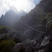 Klettersteigartig abgesichterte Stelle im Abstieg von der Riffelscharte