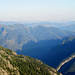 Sicht übers 2000hm tiefer gelegene Maggiatal zur Berninagruppe und Co.