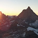 Dent d'Hérens, das Matterhorn und Dent Blanche bei den letzten Sonnenstrahlen