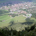 Blick von der Aussichtskanzel auf Oberstdorf. Unten, im Schatten der linken (kleineren) Wolke die Baumgruppe, bei der der Pfad zum Schattenberg beginnt.
