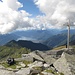 Stilleben mit Rucksack und Gipfelkreuz. 2000 Meter tiefer liegt Locarno