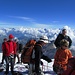 Einige Seilschaften am Gipfel, dahinter die Berner Alpen