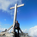 Freundliche Davoserin machte Foto. Ist übrigens ein Dreiländereck, da oben. Ich stehe da in Österreich. Links auf der anderen Seite des Mäuerchens wäre Schweiz, hinter mir das Fürstentum Liechtenstein.