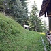Hinter der Alphütte findet sich das Hinweisschild zur Scheidegg.