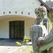 Eingang zur Goebbels Villa mit einer Pärchen Skulptur  - ein  nicht entartetes deutsches Kunstwerk
