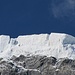 Eisbruch über der Nordwand, geschätzt mindestens 50 m hoch<br /><br />Eine Eislawine, die in die Nordwandrinne stürzt, kann man auf [http://www.youtube.com/watch?v=PHeqXBKGA2A YouTube] sehen und hören