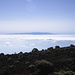 Die Nachbarinsel Tenerife scheint über den Passatwolken zu schweben.