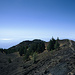Auf dem höchsten Punkt des Kammwegs: Blick vom Volcan de la Deseada (1949m). Links die Insel La Gomera und rechts El Hierro.