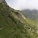 Nach steilem Aufstieg trifft man schliesslich auf den Höhenweg zur Topalihütte - der exponierte Weg quert fast die ganze Zeit steile Grass- oder Felshänge