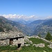 Steinige Alphütte überm Mattertal - im Hintergrund kann man auch den Aletschgletscher erahnen