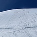 Die Gipfelwand ist rund 170 Meter hoch und zwischen 45° und 50° steil. Dank aussergewöhnlichen Verhältnissen ist die Wand momentan (Ende August!!!) mit den Skis befahrbar.  