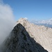 Mit gleicher Höhe  folgt gleich danach die Mittlere Kaminspitze (2435 m), nach der es unvermutet einige Male steil in Scharten hinunter .....