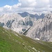 Etwa auf der Östlichen Sattelspitze mit Rückblick zum bisher begangenen Teil 1 des Innsbrucker Klettersteiges.