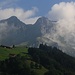 Wunderschön zeigen sich von der Sesselbahn während der Fahrt zur Brunnihütte zwei meiner Lieblingsgipfel der Zentralschweiz. Es führen nur T6-Routen auf die selten besuchten Berge Spitz Mann (links; 2578m) und Schyeggstock (rechts; 2568m).