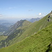 Letzter Blick zum Himmelschrofenzug. Links unten die Einödsberg-Alp, über die man vom Spätengundkopf aus absteigen könnte.