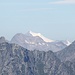 <b>All’orizzonte, dietro il Pizzo Cristallina, fra tante montagne rocciose svetta il candido Aletschhorn (4195 m).</b>