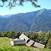 Die langsam zerfallenden Hütten der Alpe Gora vom Waldrand oberhalb gesehen. An dieser Stelle ist der Einstieg zum Weg auf den Monte Mater, der auf der aktuellen Karte noch nicht eingetragen ist.