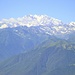Hinter dem Moncucco, dem Hausberg von Domodossola, ragt das Monte Rosa-Massiv in den blauen Himmel.