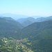 Über die waldbedeckten Berge des Valle Vigezzo und die südlichen Voralpen schweift der Blick zu den Dunstschichten über der lombardischen Ebene.