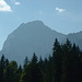 Dort geht es heute hinauf: das Sonnjoch, ein mächtiger Bergstock ca. 1300m über dem Falzthurntal.