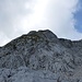 die steile Schrofenflanke hoch zum Vorgipfel Grünwandkopf; links etwa mittig ist Andi zu erkennen, der nun wieder Gas gibt