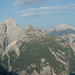 ..... die Ruederkarspitze (2248m), gleich daneben rechts hinten der Südliche Falk (=Steinspitze, 2347m) und der mächtige Laliderer Falk (2427m).