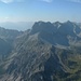 Vom Sonnjoch hat man einen guten Blick auf den südseitigen Hauptkamm: von links nach rechts Hochnissl (2546m), Lamsenspitze (2508m), Schafkarspitze (2505m), Hochglück (2573m). Dann kommt der tiefe Einschnitt der Hochglückscharte (2387) über dem Hochglückkar (mit dem Schneefleck) .....