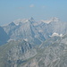 Recht weit im Westen schließlich die Höchsten des Karwendel: Kaltwasserkarspitze (2733m), Birkkarspitze (2749m) und Östliche Ödkarspitze (2738m).