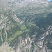 Monte Leone, vorne Alpjen und die Felswand über der Gondoschlucht, in der Mitte ist das erstaunlich gelegene Älplein von Schallbettji sichtbar