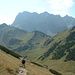 Abstieg Richtung Gramei-Hochleger; der grüne Buckel links ist die Hahnkamplspitze (2080m), im Hintergrund links die Lamsenspitze, rechts der Hochglück.