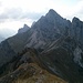 Auf dem Gipfel der Schneid, Rückblick zum Tagesprogramm: Rote Flüh, Gimpel (beide im Hintergrund) und Köllespitze.