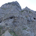 Unter dem ersten Felsturm (1760 m). Die Felswand ist 300 m hoch.