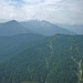 Blick über den Rotwandkopf zum Simetsberg und ins Estergebirge.