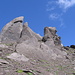 Curiose formazioni rocciose poco prima della cima del Nufenenstock.