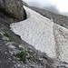 überraschend grosses Altschneefeld auf dem Weiterweg