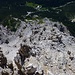 Blick über den Südgrat 1400 Meter hinunter zum Pass und zum unteren Teil des Aufstiegswegs