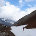 einige beachtliche Altschneefelder erleichtern den Abstieg