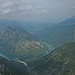 Gipfelblick über's Lechtal ins Allgäu. Zentral der Tauern, rechts der Säuling; hinten links die Tannheimer Berge. Im Tal: Heiterwanger See und Plansee.