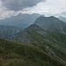 Der weitere Gratverlauf; markant das Duo Daniel/Upsspitze. Links hinten das Wettersteingebirge mit der gewaltigen Zugspitze.