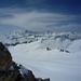 Blick auf die endlosen Schneeflächen des Rhonegletschers und die Berner Alpen
