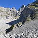 Bildmitte Kopftörl im Schatten entlang des Überganges Felsen und Schotter steigt man auf