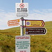 Unterwegs auf Dursey Island - Die Wanderwege sind gut beschildert und markiert, hier nahe der Seilbahnstation. Wir nehmen zuerst die "Mountain Route" in Richtung Dursey Head, am anderen Ende der Insel.<br /><br /><br />