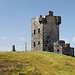 Unterwegs auf Dursey Island - Auf der mit 252 m höchsten Erhebung der Insel befindet sich der alte "Signal Tower". Auch ein Messpunkt sowie ein Pfahl mit der Wegmarkierung sind zu erkennen.