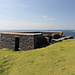 Dursey Head - Ausblick an der Gebäuderuine am westlichen Ende der Insel. Im Hintergrund sind die Felsinseln The Cow und The Bull zu erkennen.