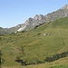 A gauche La Berthe et le Col de Cou, à droite la Pointe des Fornets